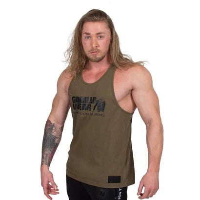 Mies yllään armeijanvihreä puuvillainen Gorilla Wear Classic Tank Top Army Green -painijatoppi mustalla logolla., kuva 2/5