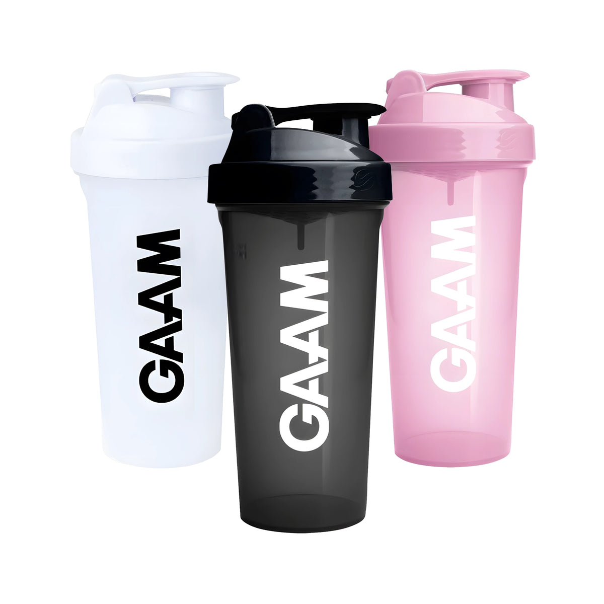 3 x GAAM Shaker 800 ml -muovishakerit väreissä musta, valkoinen ja vaaleanpunainen GAAM-logolla.