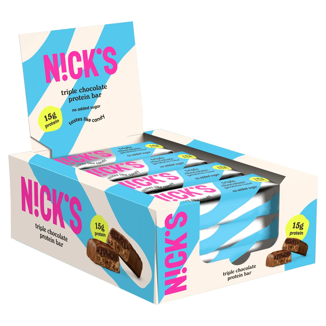 12 x NICKS Soft bar 50 g Triple Chocolate vaaleansini-valkoisessa esittelylaatikossa pinkillä tekstillä., kuva 1/1