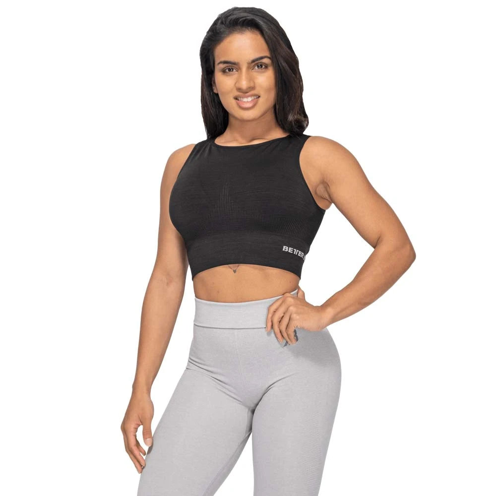 Better Bodies Rib Seamless Top Black Melange, musta ja saumaton urheilullinen crop top naisen yllä., kuva 2/2
