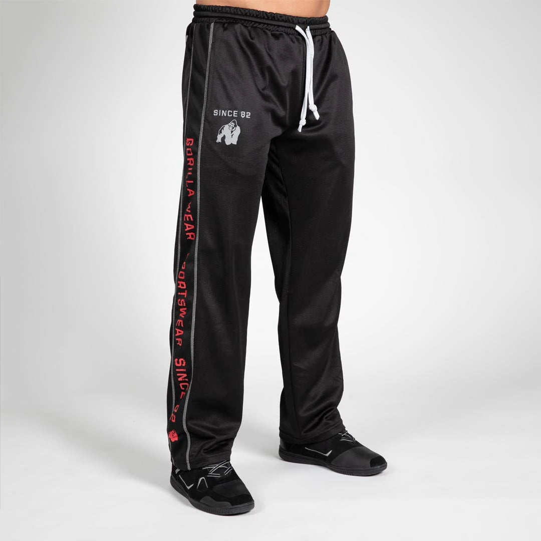 Mustat Gorilla Wear Functional Mesh Pants Black/Red -mesh-housut punaisella tekstillä ja valkoisella kiristysnyörillä., kuva 2/2
