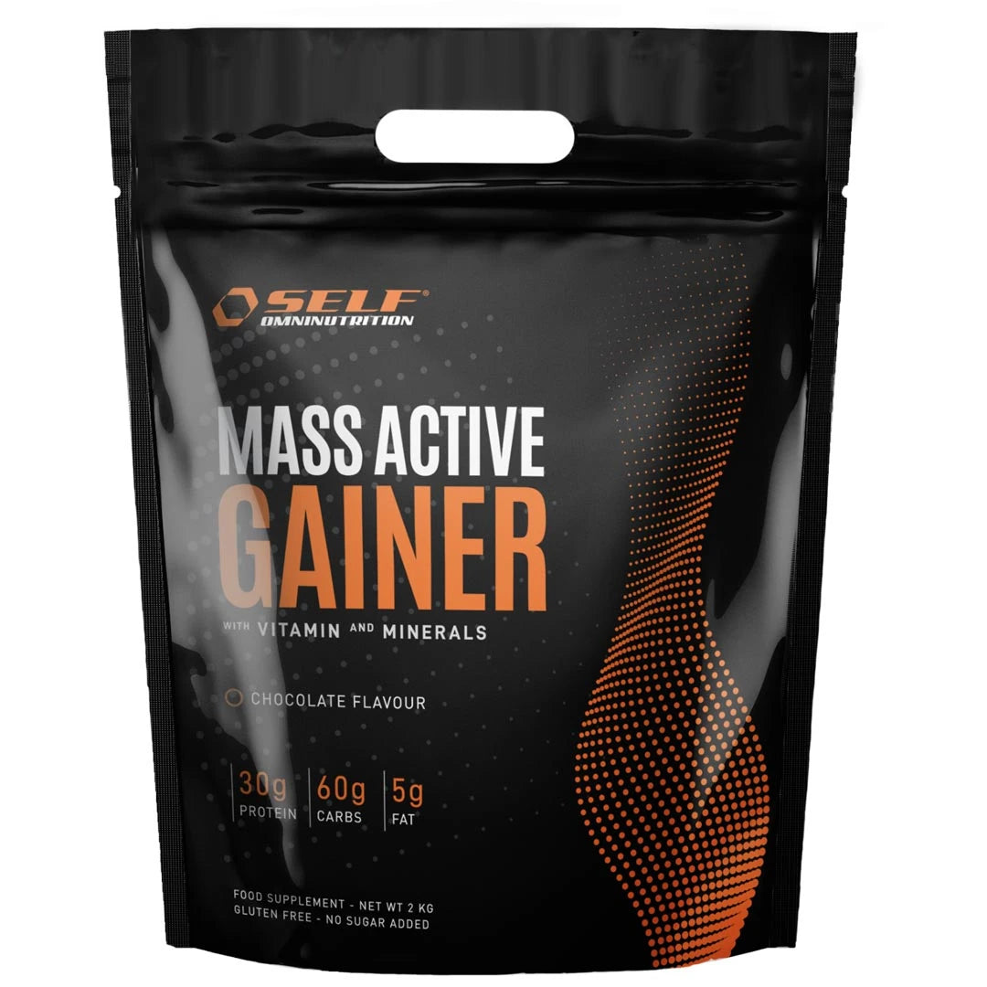 Self Omninutrition Mass Active Gainer 2 kg suklaanmakuisena mustassa pussissa oransseilla yksityiskohdilla., kuva 1/1
