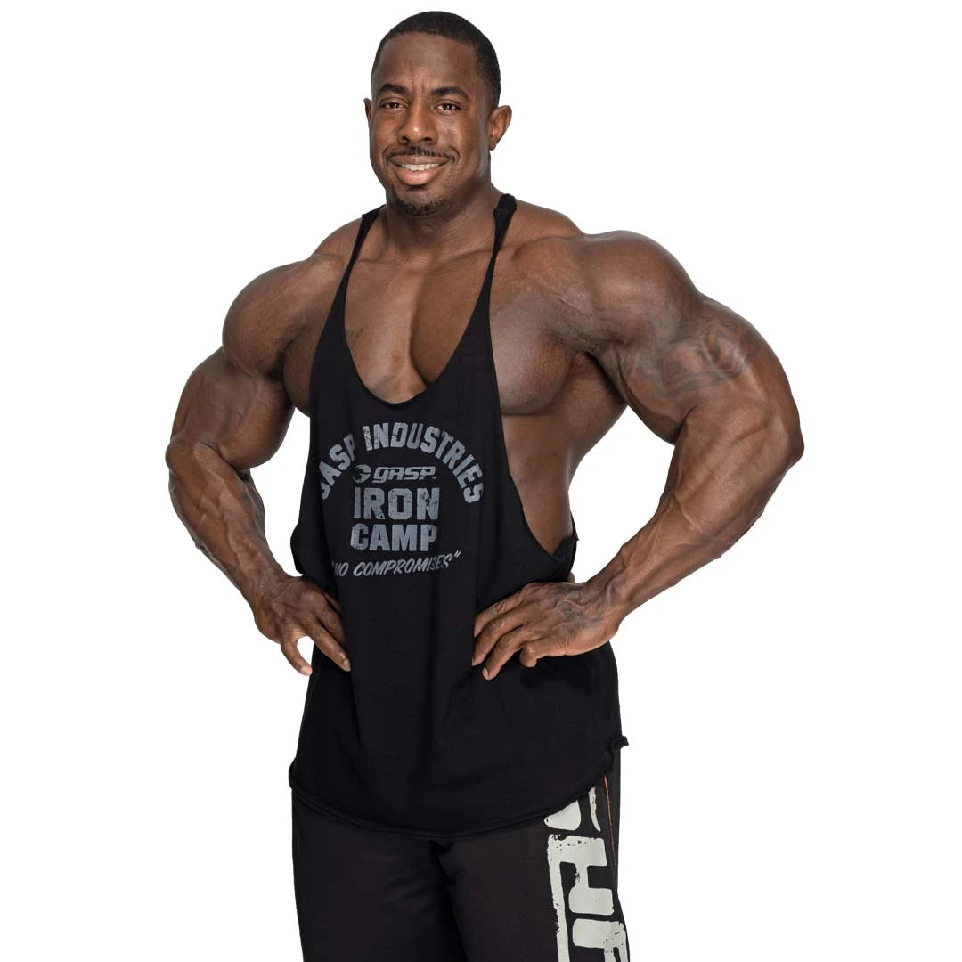 GASP Stringer Tank Black on musta puuvillainen treenitoppi suurella rintapainatuksella lihaksikkaan mallin yllä., kuva 2/6