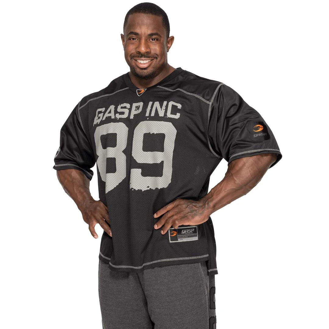 GASP No1 Football Tee Black on musta verkkokankainen oversized-treenipaita valkoisella GASP INC 89 -painatuksella.