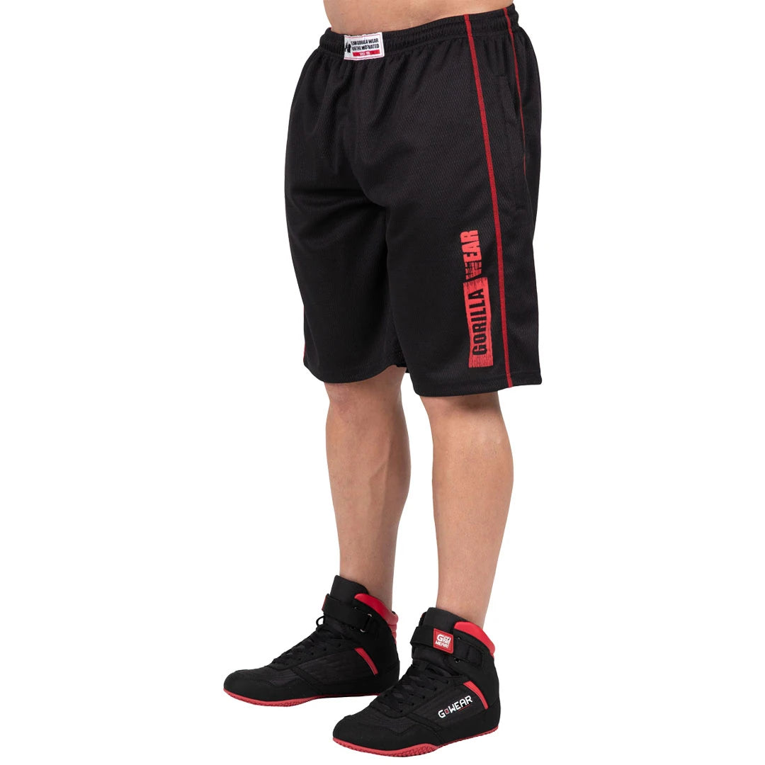 Gorilla Wear Wallace Mesh Shorts Black/Red mustat verkkokankaiset treenishortsit punaisella logolla ja sivusaumoilla.