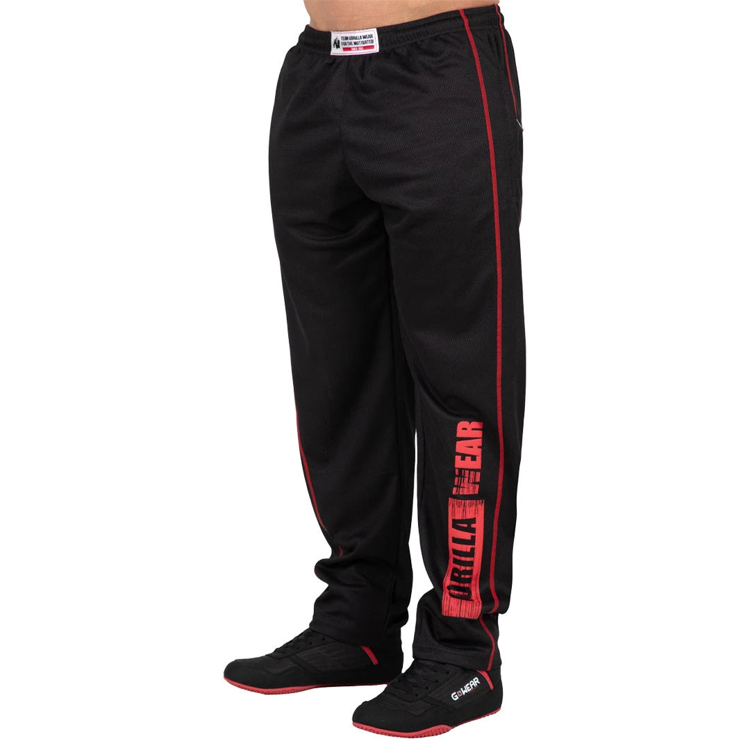 Gorilla Wear Wallace Mesh Pants Black/Red, mustat mesh-treenihousut punaisella sivusaumalla ja isolla logolla lahkeessa., kuva 3/4