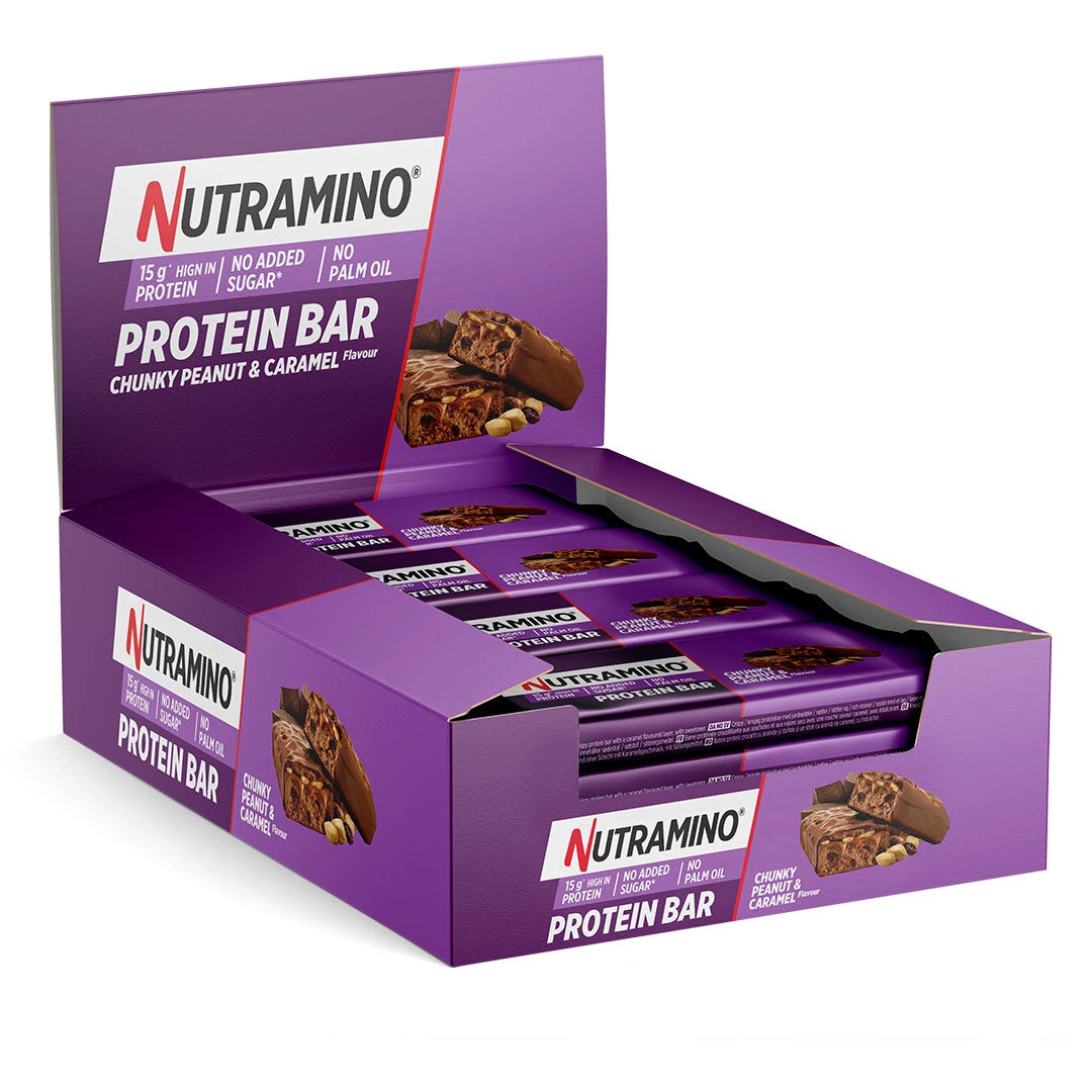 12 x Nutramino Protein Bar 55 g Chunky Peanut and Caramel avoimessa violetissa laatikossa täynnä patukoita., kuva 1/1