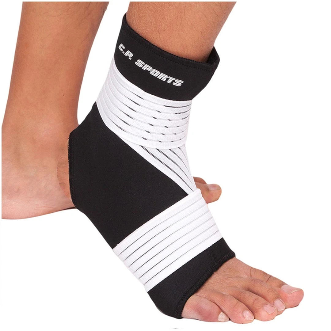 C.P. Sports Ankle/Foot Support Strong, musta nilkkatuki valkoisella joustavalla siteellä käärittynä jalan ympärille., kuva 3/5