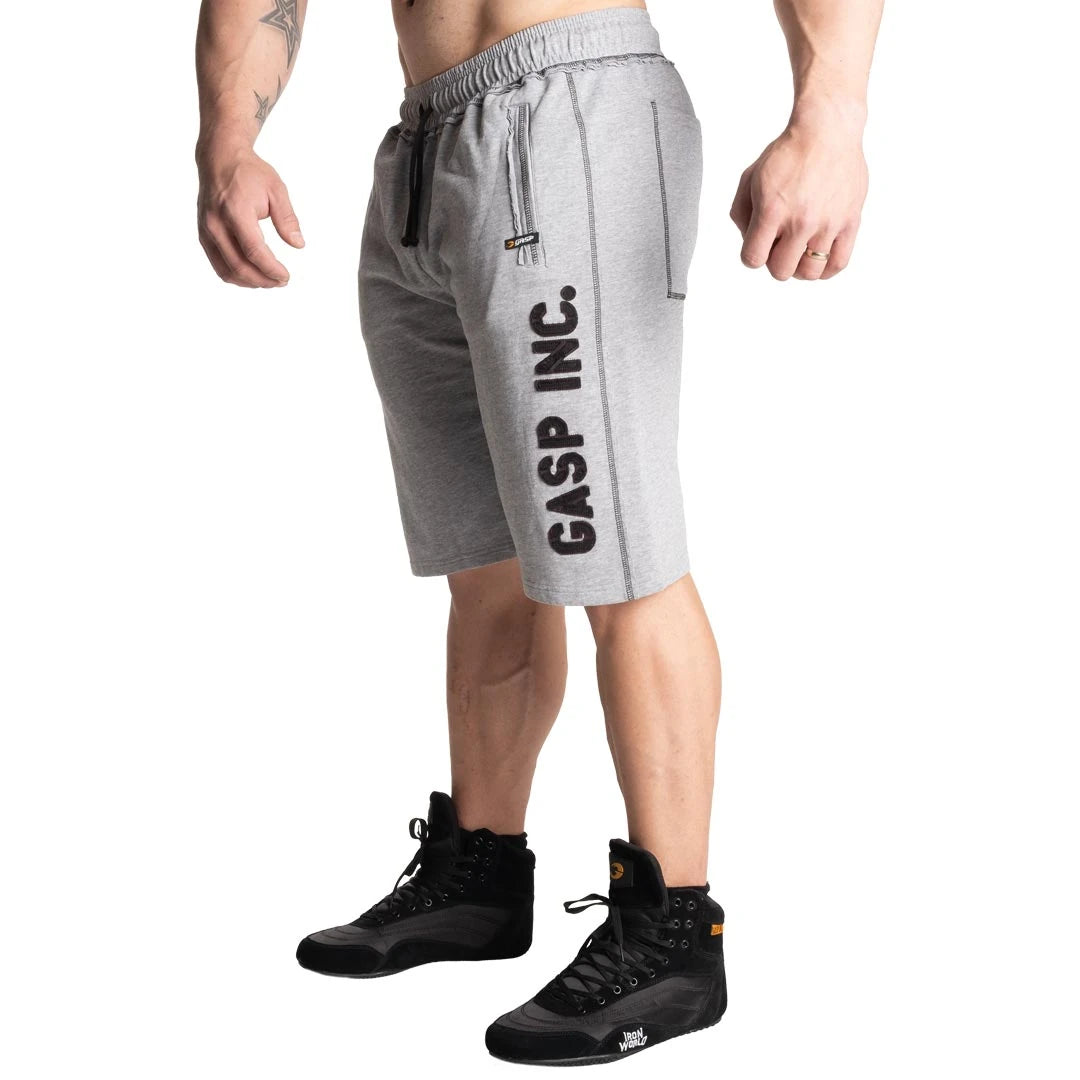 GASP Division Sweatshorts Light Grey Melange, vaaleanharmaat jersey-shortsit, joissa iso logo vasemmassa lahkeessa.