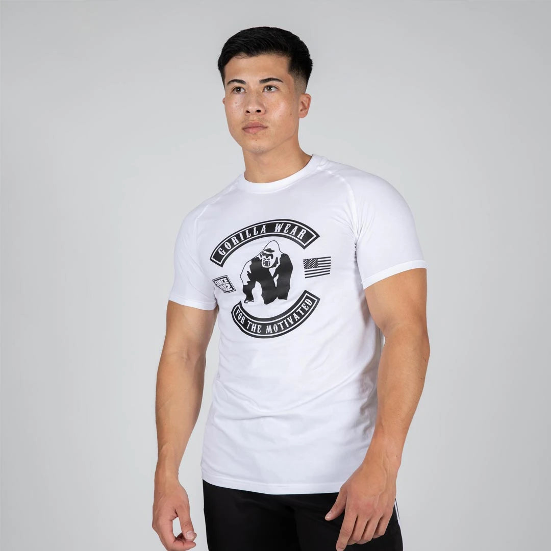 Mies Gorilla Wear Tulsa T-Shirt White -paidassa, valkoinen slim fit -treenipaita mustalla logopainatuksella rinnassa., kuva 3/3