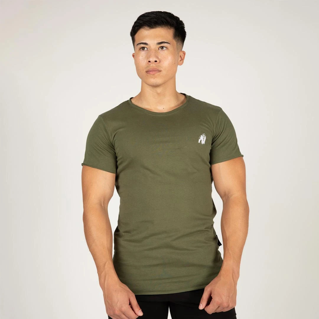 Gorilla Wear York T-Shirt Green, vihreä slim fit -puuvillapaita raakareunoilla ja valkoisella logolla mallin yllä., kuva 8/8