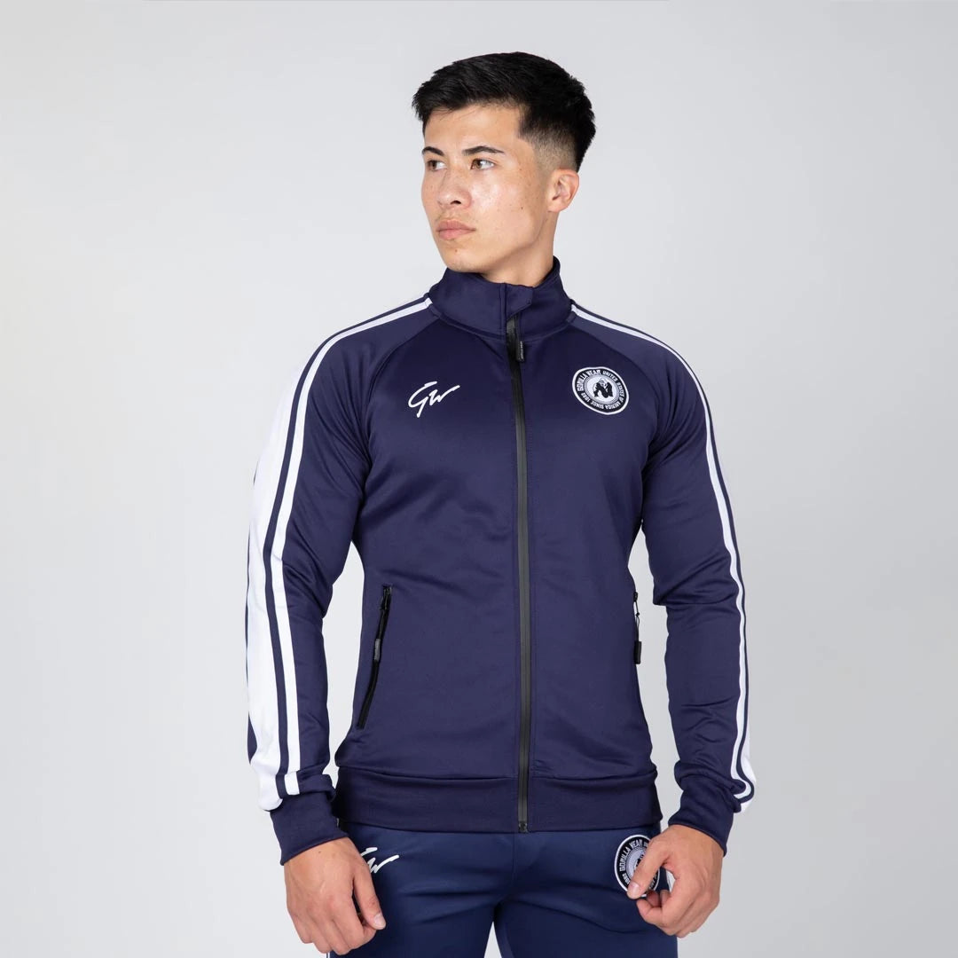 Gorilla Wear Stratford Track Jacket Navy, laivastonsininen treenitakki valkoisilla raidoilla miesmallin yllä., kuva 4/8