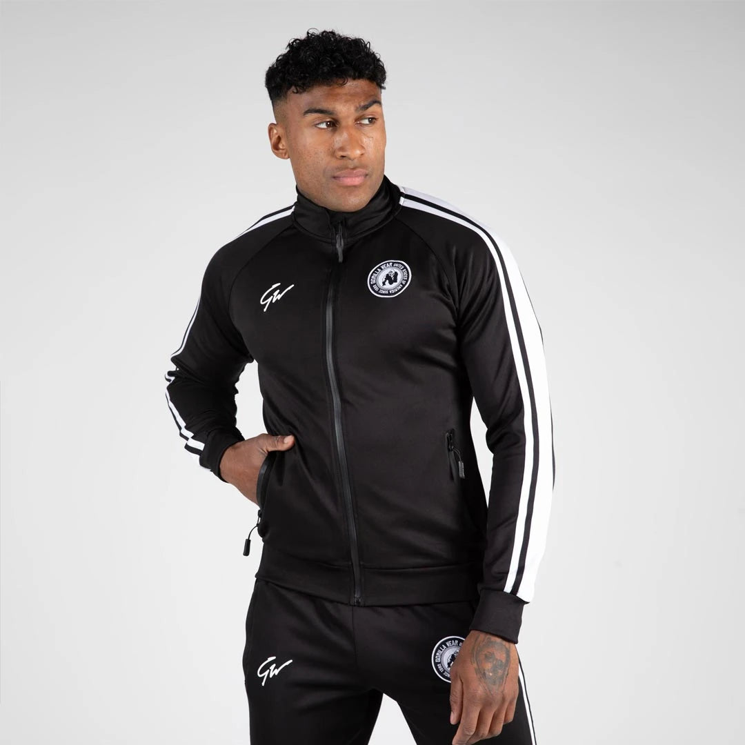 Gorilla Wear Stratford Track Jacket Black, musta treenitakki valkoisilla raidoilla ja korkealla kauluksella miehen yllä., kuva 6/6