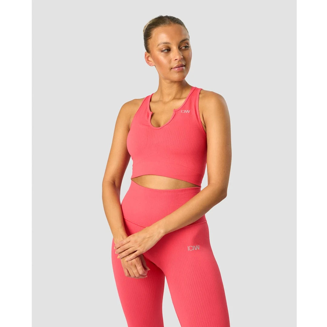 Malli yllään ICANIWILL Ribbed Define Seamless Tank Top Coral Red, saumaton ja joustinneulottu treenitoppi.