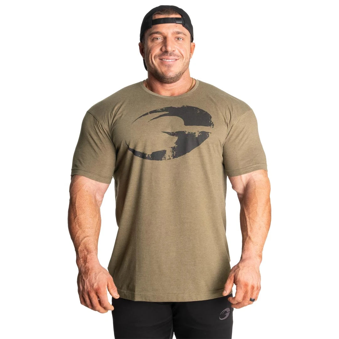 GASP Cadet Tee Army Green Melange on tummanvihreä meleerattu treeni-t-paita, jonka rinnassa on suuri musta painatus., kuva 2/8