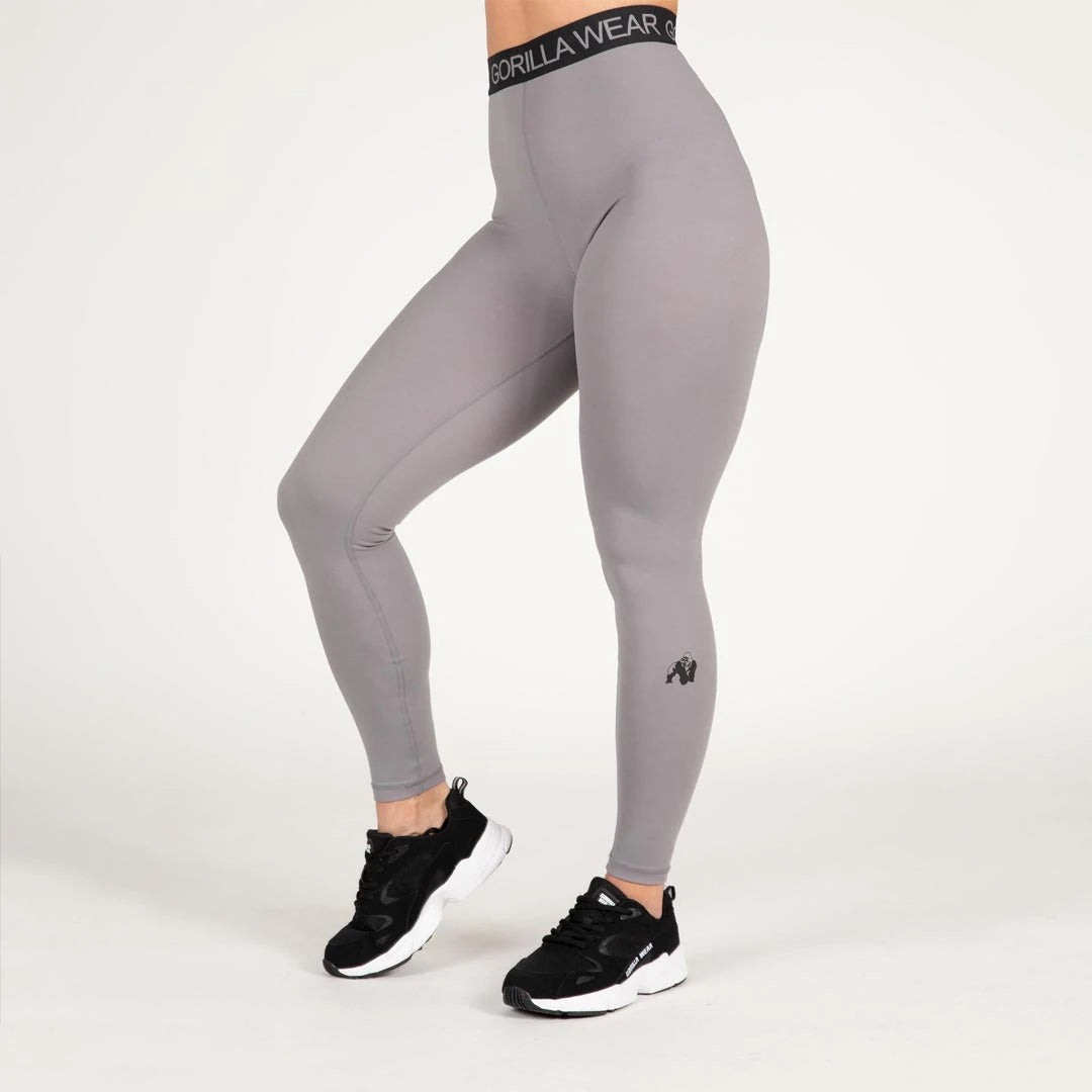 Gorilla Wear Colby Leggings Grey, harmaat treenitrikoot mustalla joustavalla vyötärönauhalla ja logolla lahkeessa., kuva 5/6