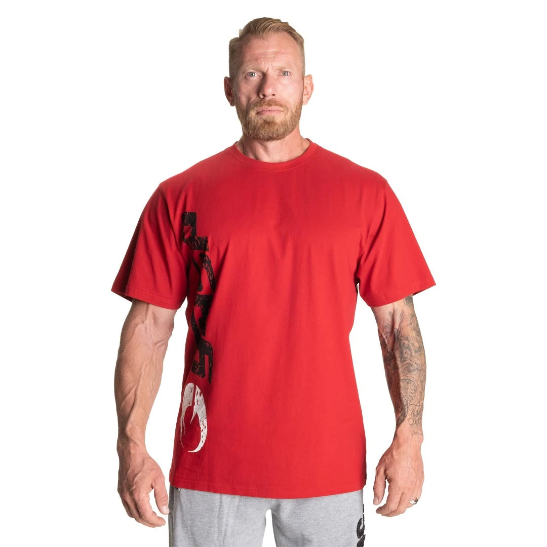 GASP Original Tee Chili Red, punainen väljä oversize-treenipaita, jossa on suuri musta painatus sivulla., kuva 3/8