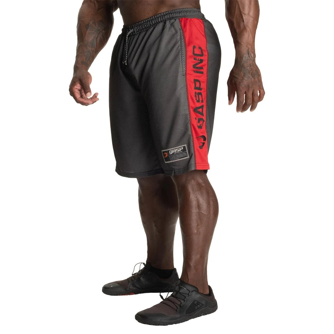 GASP No1 Mesh Shorts Black/Red är svarta träningsshorts i mesh med röd sidopanel och logga, burna av en modell., bild 3 av 5