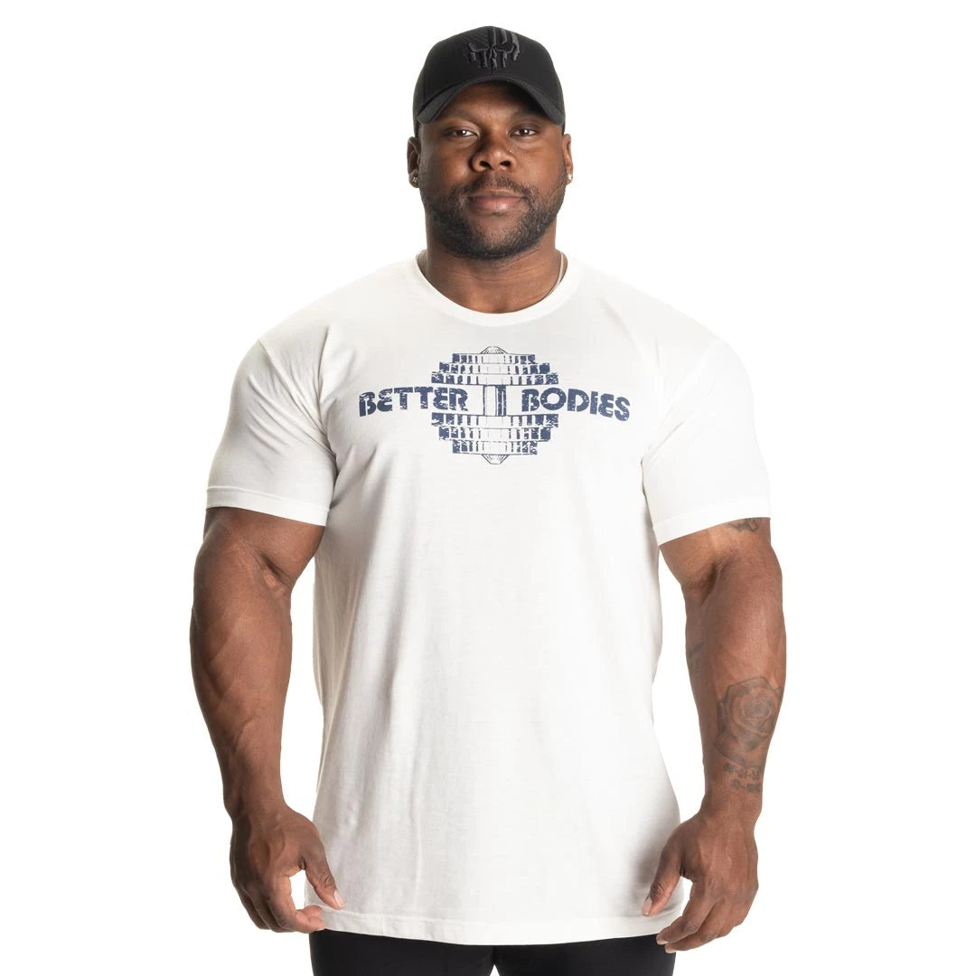 Valkoinen Better Bodies Recruit Tee White -t-paita, jossa on tummansininen logo rinnassa, miehen yllään., kuva 6/8