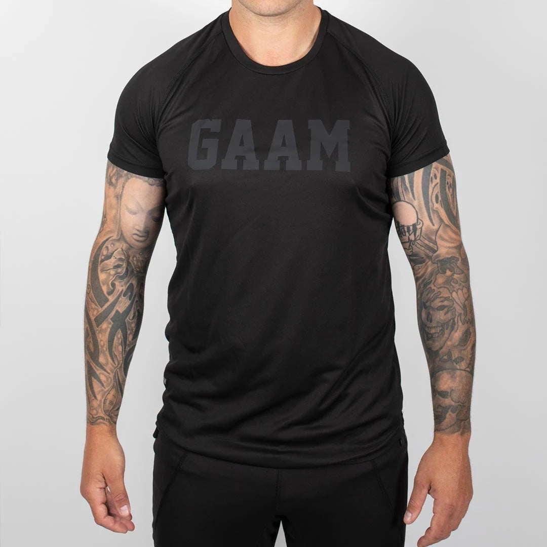 GAAM Pro Tech Logo Tee Black, musta tekninen treenipaita, jonka rinnassa on iso GAAM-painatus.