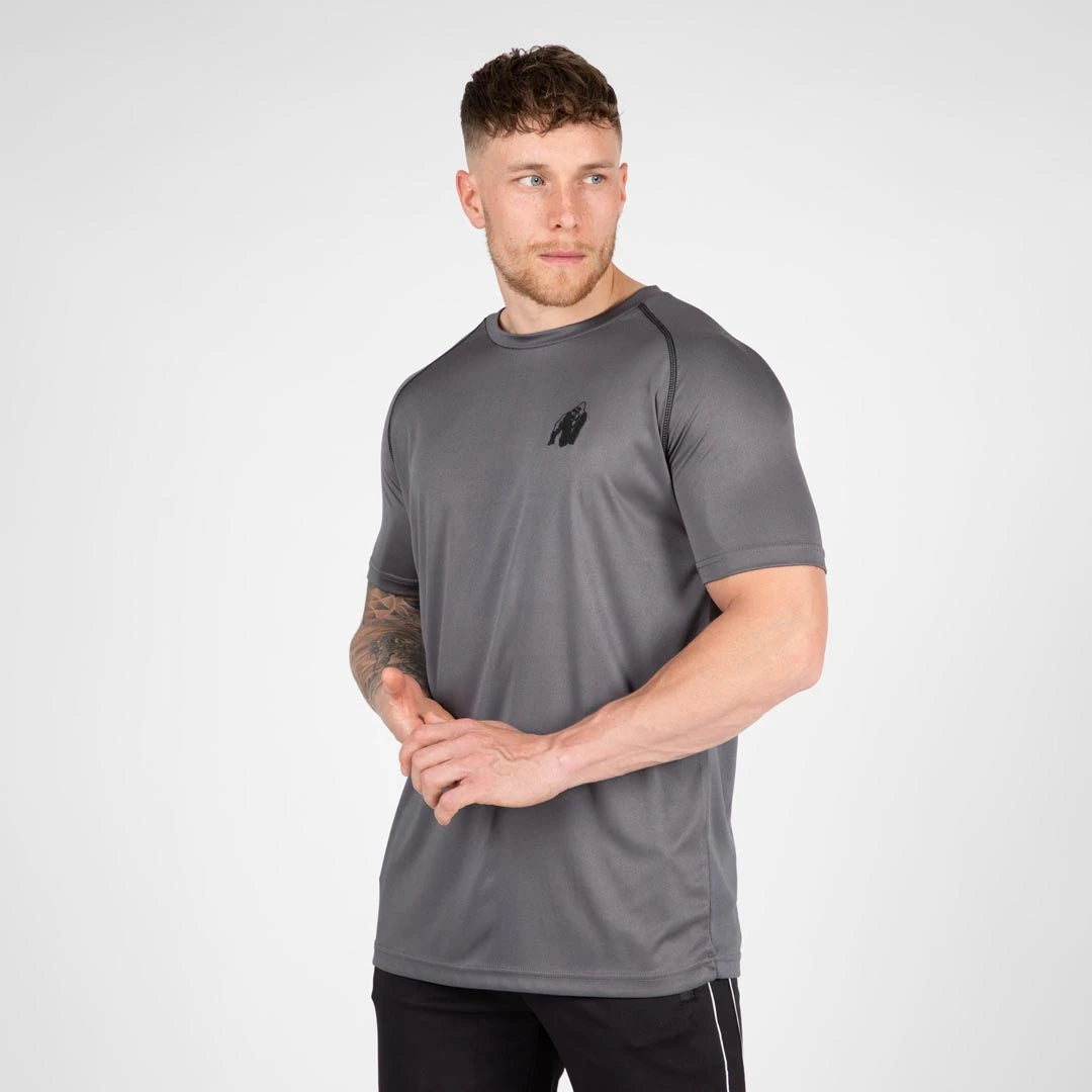 Gorilla Wear Performance T-Shirt grey, harmaa polyesterinen treenipaita mustalla logolla miesmallin päällä., kuva 4/7