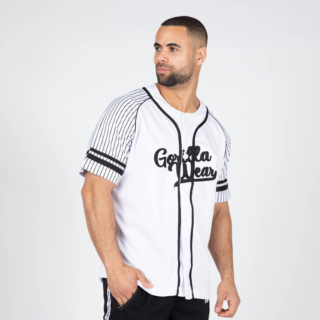 Gorilla Wear 82 Baseball Jersey White -polyesteripaita, jossa on mustaraidalliset raglanhihat ja brodeerattu logo.