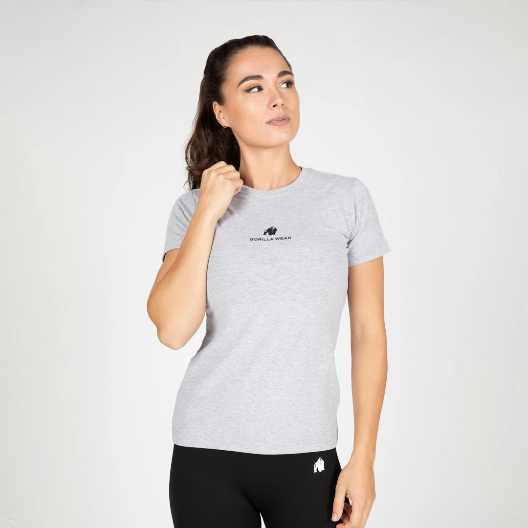 Gorilla Wear Estero T-Shirt grey melange on harmaameleerattu, vartalonmyötäinen joustava puuvillainen t-paita mallin yllä., kuva 6/6