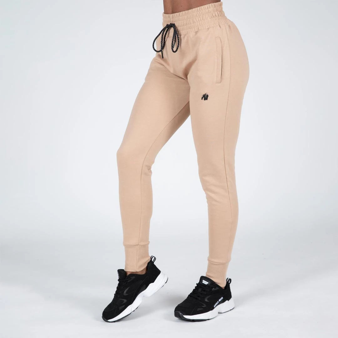 Gorilla Wear Marion Sweatpants beige -collegehousut pehmeää puuvillasekoitetta mustalla logolla ja kiristysnyörillä., kuva 3/6