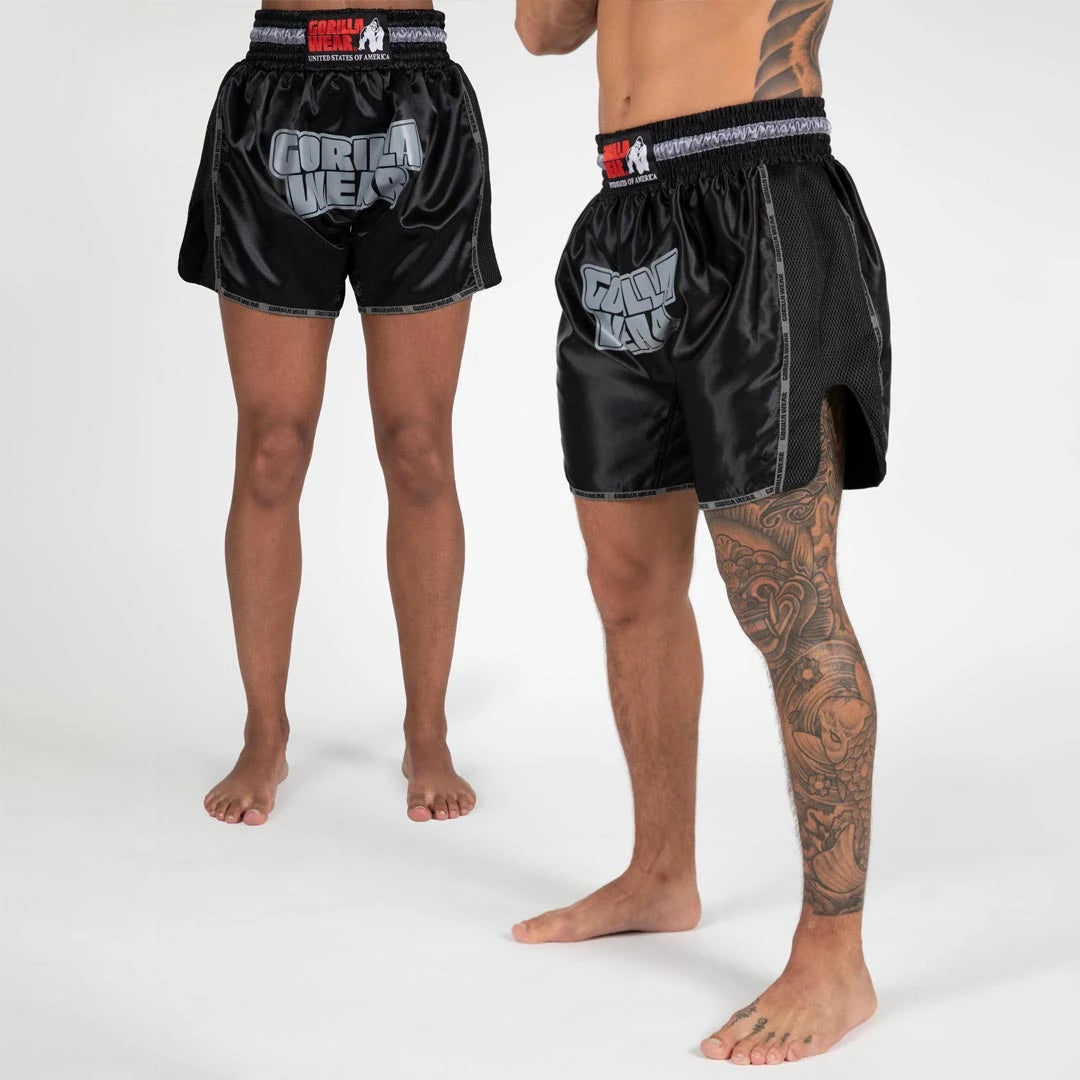 Gorilla Wear Piru Muay Thai Shorts black -kiiltävät shortsit isolla harmaalla logolla ja sivuhalkioilla., kuva 1/7