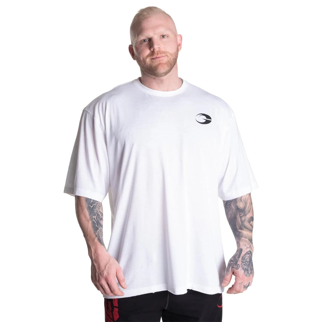 GASP Division Iron Tee White, valkoinen oversize-treenipaita mustalla rintalogolla mallin yllä., kuva 6/7