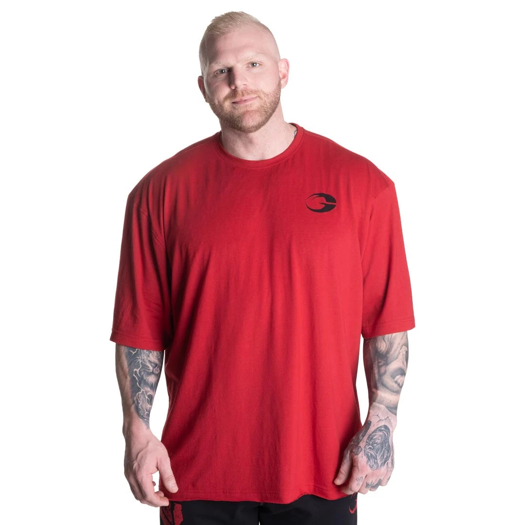 GASP Division Iron Tee Chili Red, punainen oversize-treenipaita, jossa on pieni musta logo vasemmassa rinnassa.