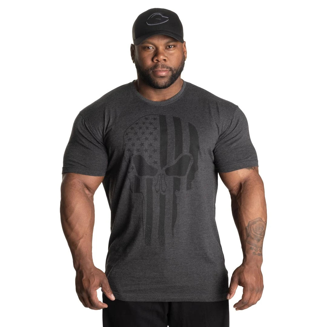 GASP Skull Standard Tee Dark Grey Melange, tummanharmaa treenipaita suurella pääkallopainatuksella miehen yllä., kuva 7/8