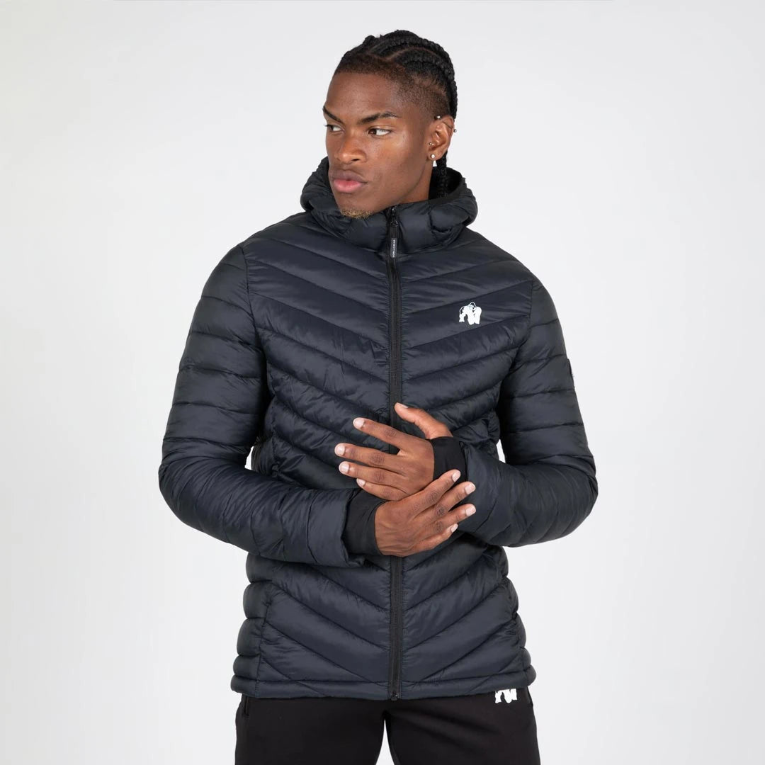 Gorilla Wear Osborn Puffer Jacket Black, musta topattu hupullinen takki, jossa on peukalonreiät ja valkoinen logo., kuva 8/8