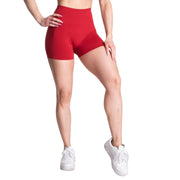 Better Bodies Scrunch Shorts Chili Red, punaiset korkeavyötäröiset treenishortsit mallin päällä.