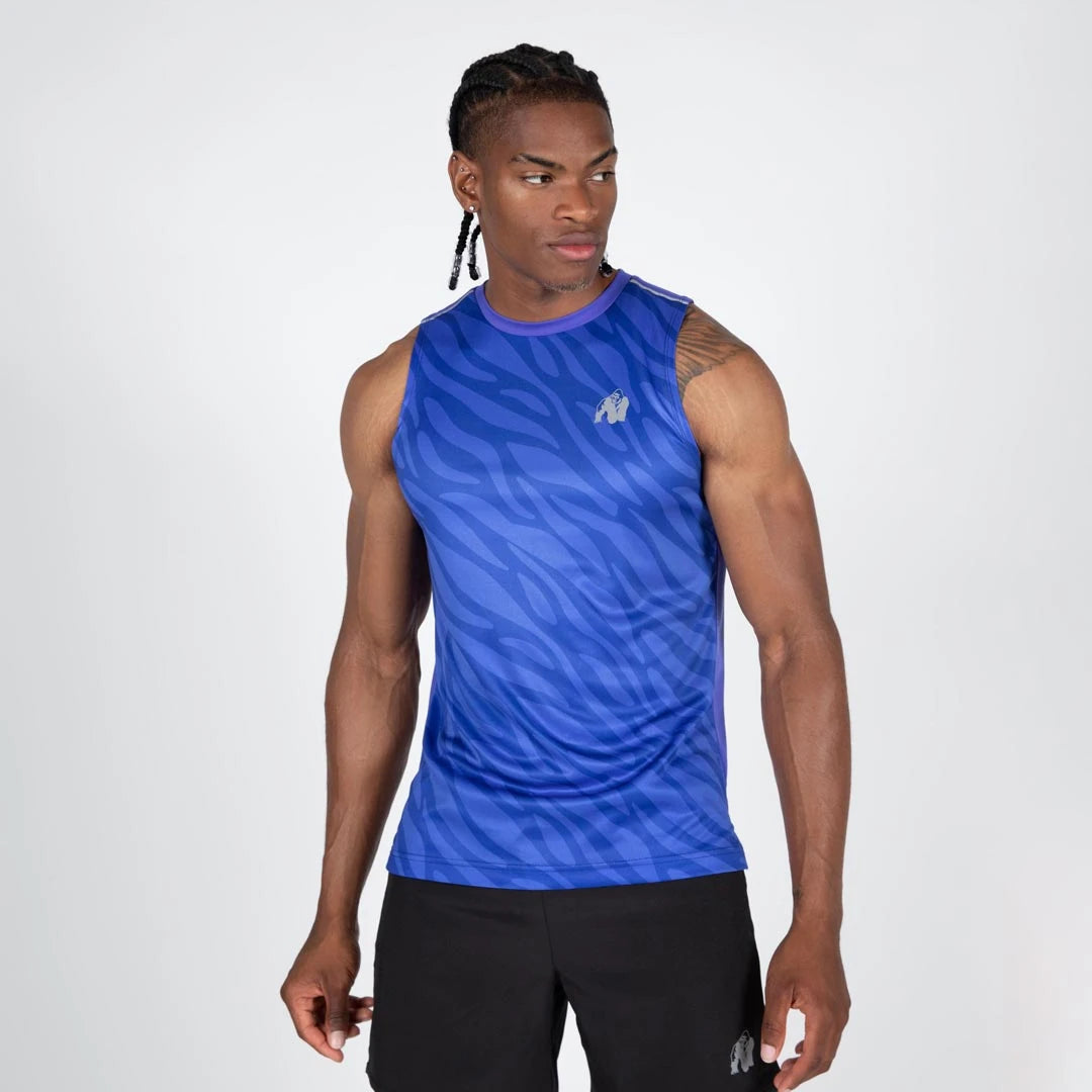 Gorilla Wear Washington Tank Top Blue, sininen kuvioitu treenitoppi heijastavalla logolla miehen yllä.