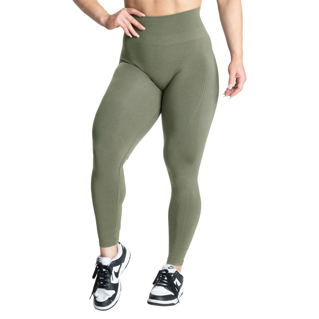 Better Bodies Scrunch Leggings Washed Green, vihreät saumattomat korkeavyötäröiset treenitrikoot mallin päällä., kuva 1/3