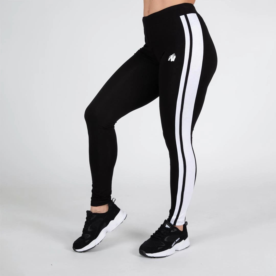 Gorilla Wear Hailey Leggings Black, mustat trikoot valkoisilla sivuraidoilla ja logolla mallin yllä., kuva 1/5