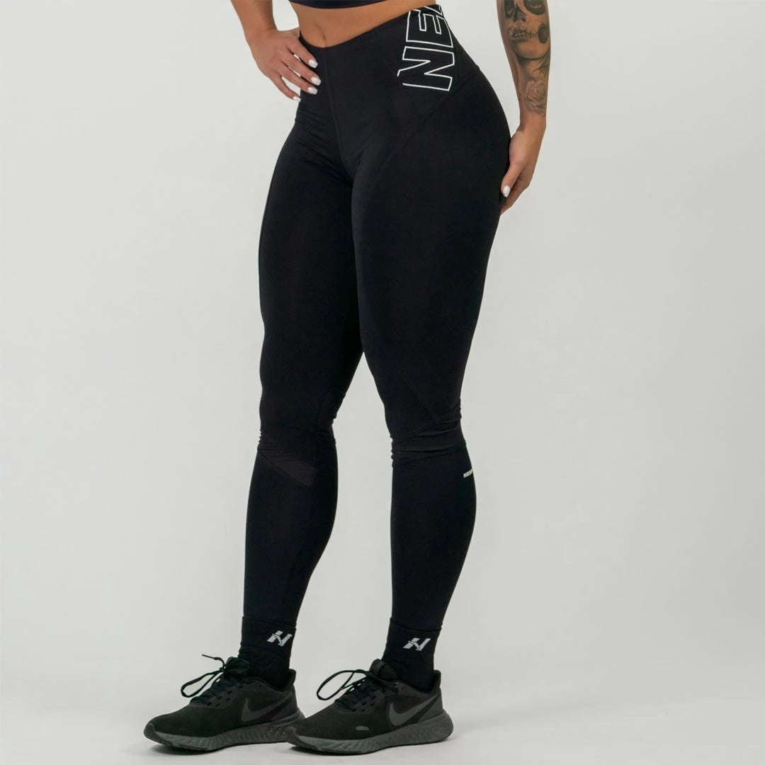 NEBBIA FIT Active High Waist Leggings Black, mustat korkeavyötäröiset treenitrikoot valkoisella logolla mallin yllä., kuva 5/5