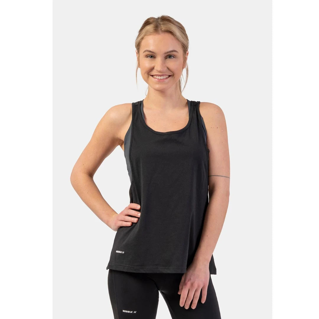 NEBBIA Sleeveless Loose Cross Back Tank Top Feeling Good Black, löysä musta puuvillainen treenitoppi mallin päällä., kuva 2/4