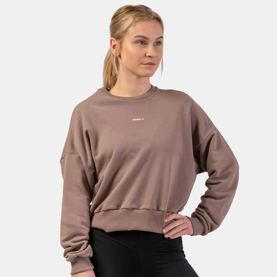 NEBBIA Loose Fit Sweatshirt Feeling Good Brown on mukava ruskea treenipaita rennolla istuvuudella ja leveillä resoreilla., kuva 1/3
