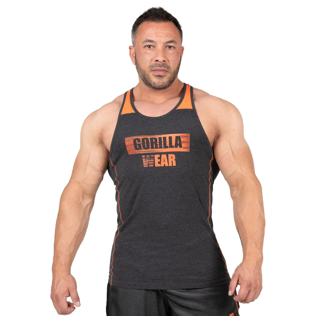 Mies yllään Gorilla Wear Wallace Tank Top Grey Orange, tummanharmaa puuvillainen treenitoppi oranssilla logolla., kuva 4/8