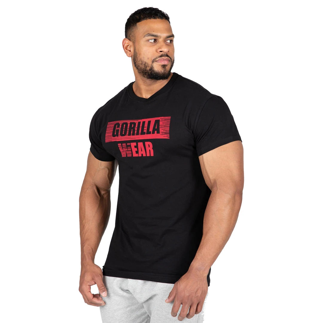 Musta puuvillainen Gorilla Wear Murray T-Shirt Black -t-paita punaisella logolla miesmallin yllä., kuva 5/7