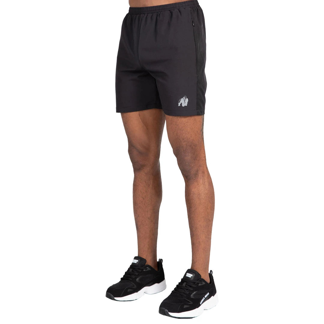 Gorilla Wear Lubec Shorts Black -mustat treenishortsit valkoisella logolla mallin yllä., kuva 2/5