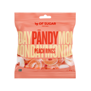 Pändy Candy Peach Rings 50 g persikanvärisessä pussissa, joka on täynnä pehmeitä hyytelö- ja vaahtorenkaita.