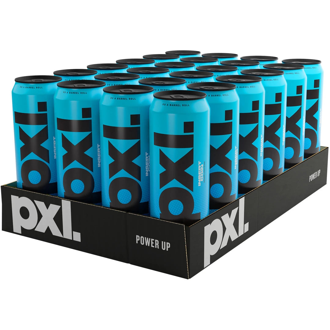 24 x PXL Energy 500 ml Insert Coin -energiajuoma mustalla lavalla, jossa on 24 vaaleansinistä tölkkiä mustilla yksityiskohdilla.