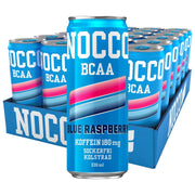 24 x NOCCO BCAA 330 ml Blue Raspberry i ett blått flak med matchande ljusblå burkar och rosa detaljer.