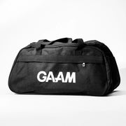 Musta GAAM Duffle Bag -treenikassi, jossa on suuri valkoinen logo ja käytännölliset kantokahvat.