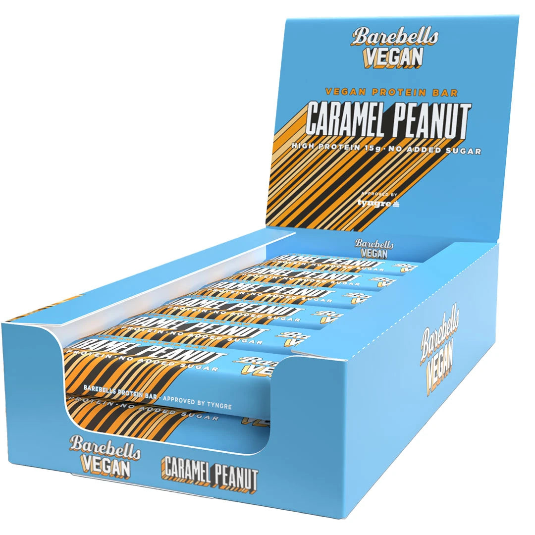 12 x Barebells Vegan Protein Bar 55 g Caramel Peanut vaaleansinisessä esittelylaatikossa oransseilla ja ruskeilla yksityiskohdilla., kuva 1/1