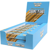 12 x Barebells Vegan Protein Bar 55 g Caramel Peanut i en ljusblå displaylåda med orange och bruna detaljer.