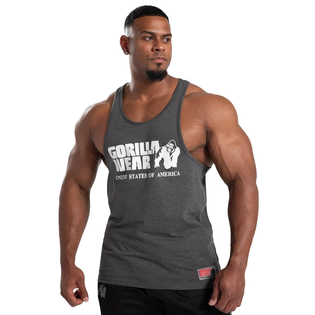 Gorilla Wear Classic Tank Top Dark Grey, tummanharmaa puuvillainen treeniliivi valkoisella painatuksella mallin yllä., kuva 5/7